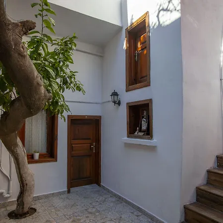 Lily Town Hostal Antalya