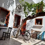 Lily Town Hostel Antalya