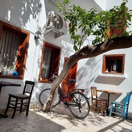 Lily Town Hostel Antalya